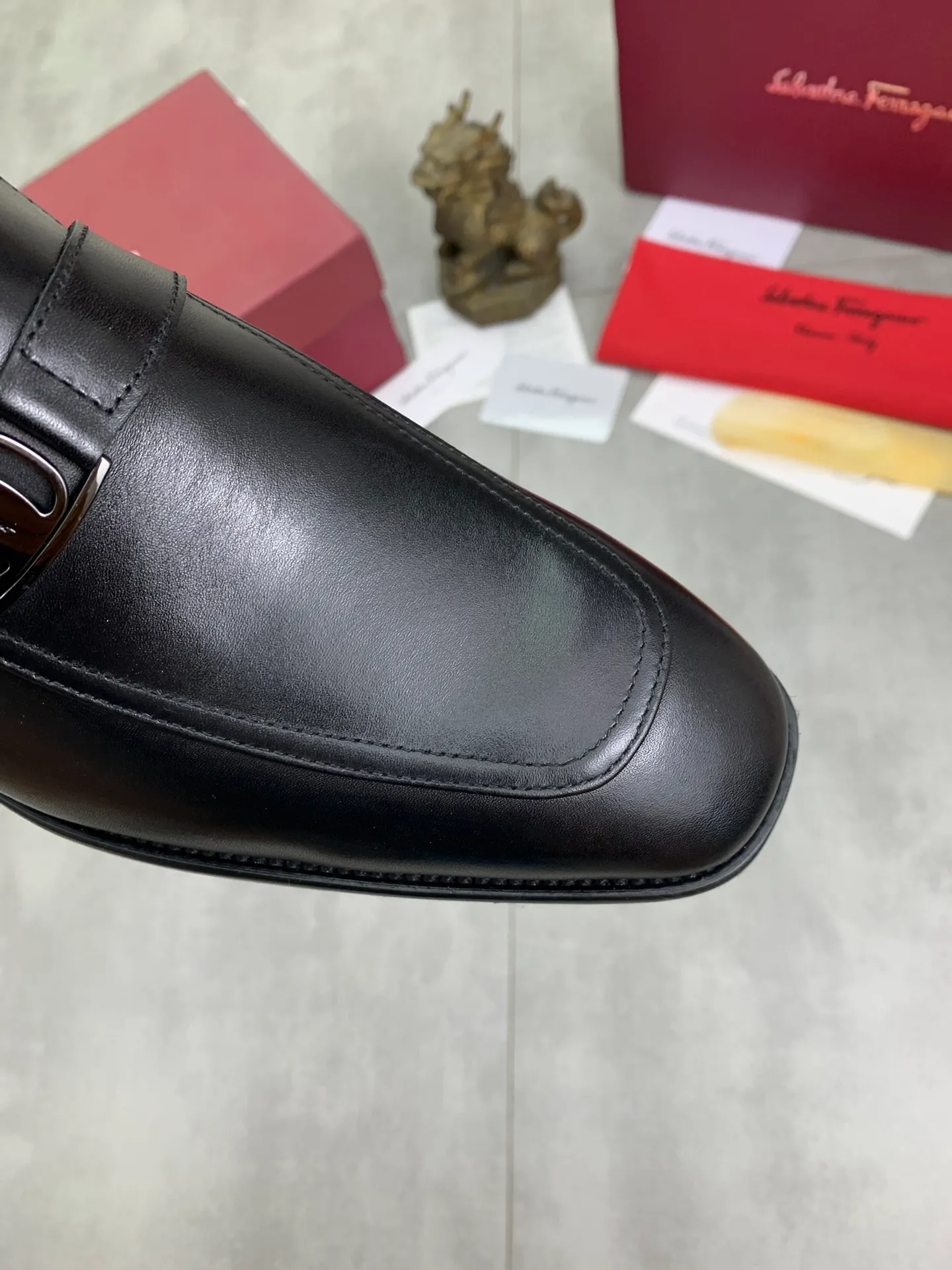 Men's Men's Shoes 💰P460💰[New Style] Water-dyed Niuli 🆘[Salvatore Ferragamo] Ferragamo's latest casual business leather shoes for men! Available at counters simultaneously! The fabric is made of specially imported original open-edge beaded calfskin, and the interior is made of imported water-dyed cowhide. It is absolutely luxurious and leads the fashion trend. Matching code: 38-45 (46 and 47 can be customized); black and brown colors are optional